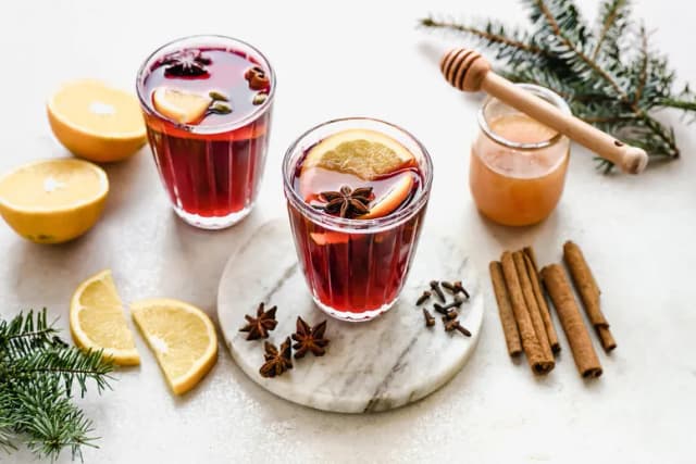 Co dodać do grzańca z wina, aby zaskoczyć smakiem i aromatem