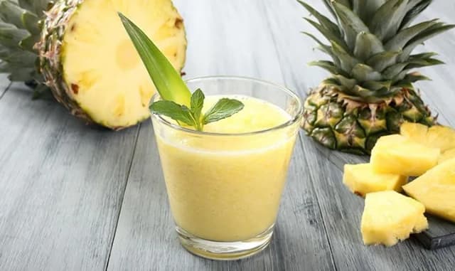 Koktajl z ananasa i banana, który wspiera odchudzanie i sen