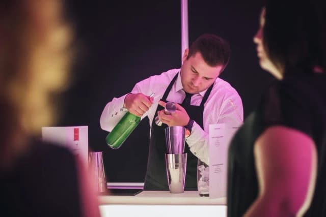 Ile zarabia barman w klubie? Zaskakujące fakty o pensjach i napiwkach