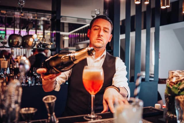 Ile kosztuje barman na wesele? Poznaj ukryte koszty i ceny