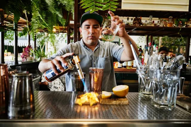 Ile zarabia barman w Sopocie? Niezaskakujące fakty o wynagrodzeniach