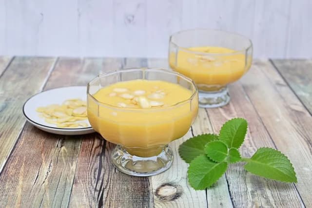 Szybki i zdrowy koktajl z mango i banana – prosty przepis na orzeźwienie Szybki i zdrowy koktajl z mango i banana – prosty przepis na orzeźwienie