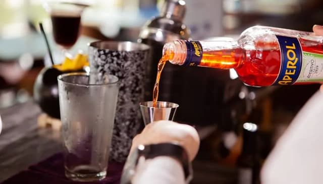 Ile bierze barman na weselu? Sprawdź, co wpływa na ceny usług
